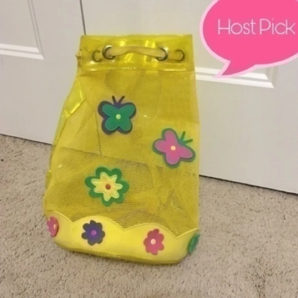 Girl’s yellow beach bag